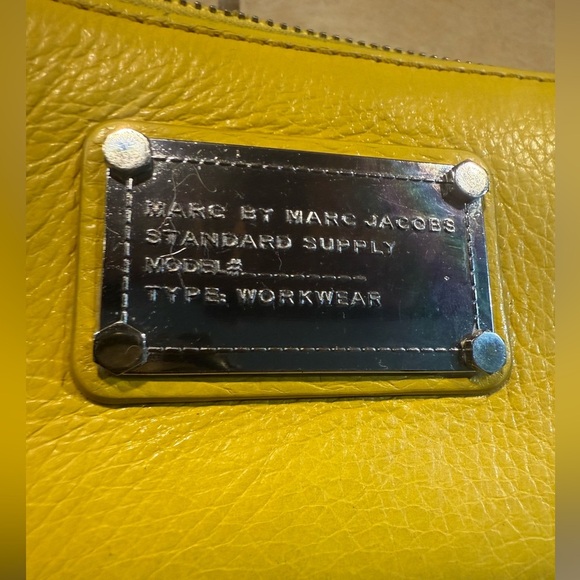 👜 Marc by Marc Jacobs Classic Q Vertical Zip Around Wallet - Picture 2 of 11